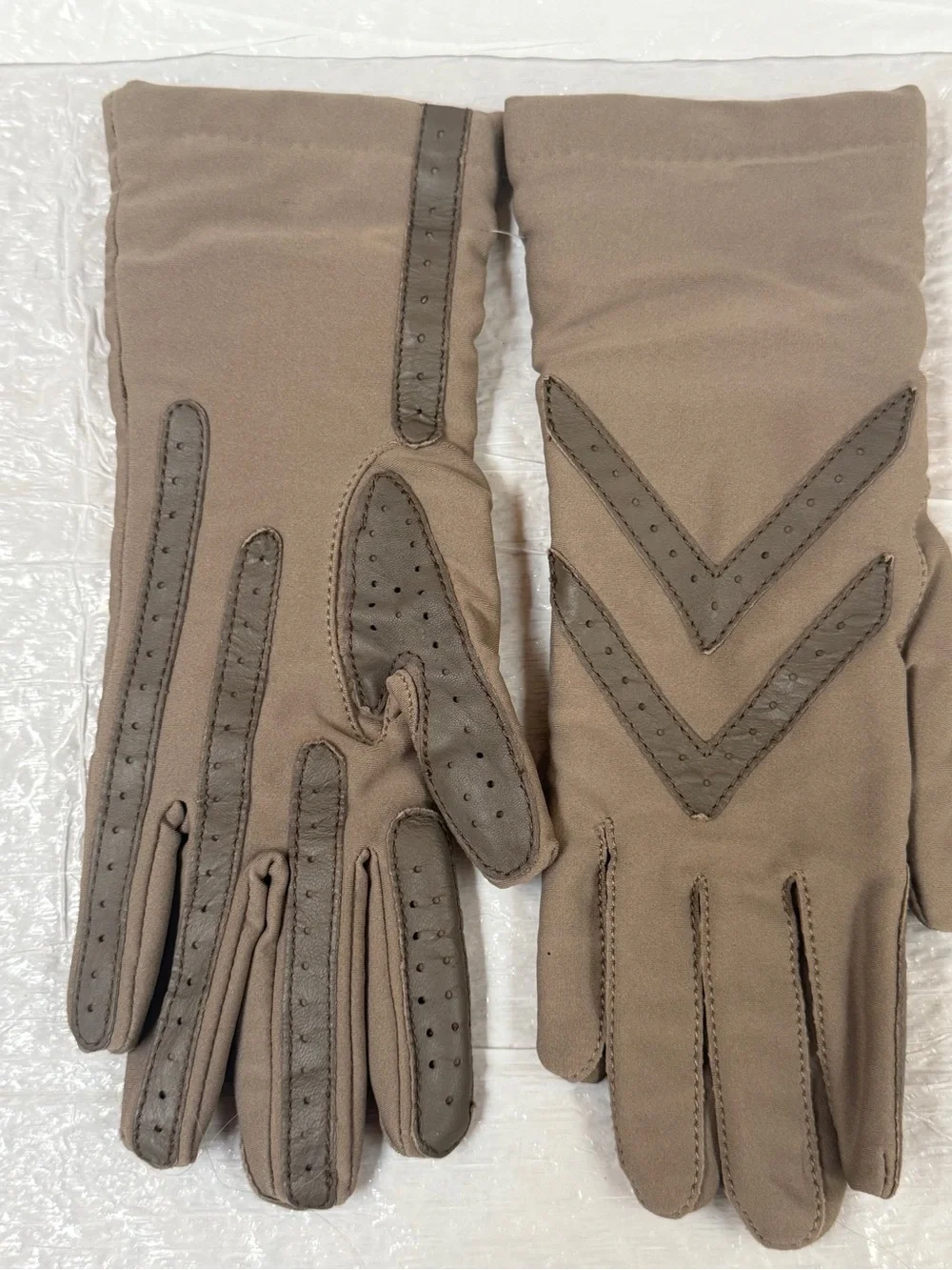 Isotoner Brown Women’s Gloves with V-Shaped Trim Sz M/L